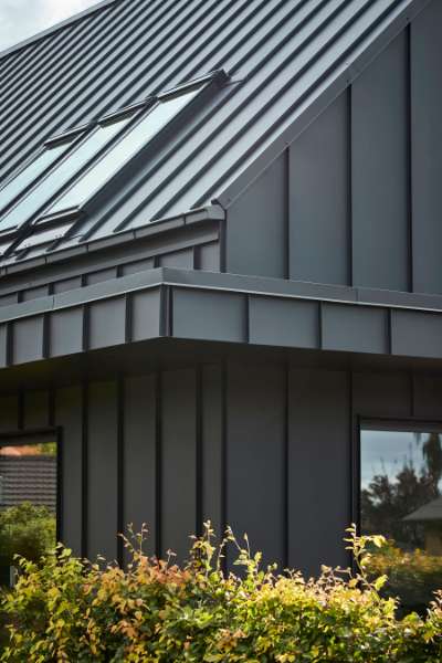 Rotes Backsteinhaus aus den 70er Jahren – in Stahlprofile „verpackt“!, Bakkelyparken 37, 8680 Ry, Dänemark